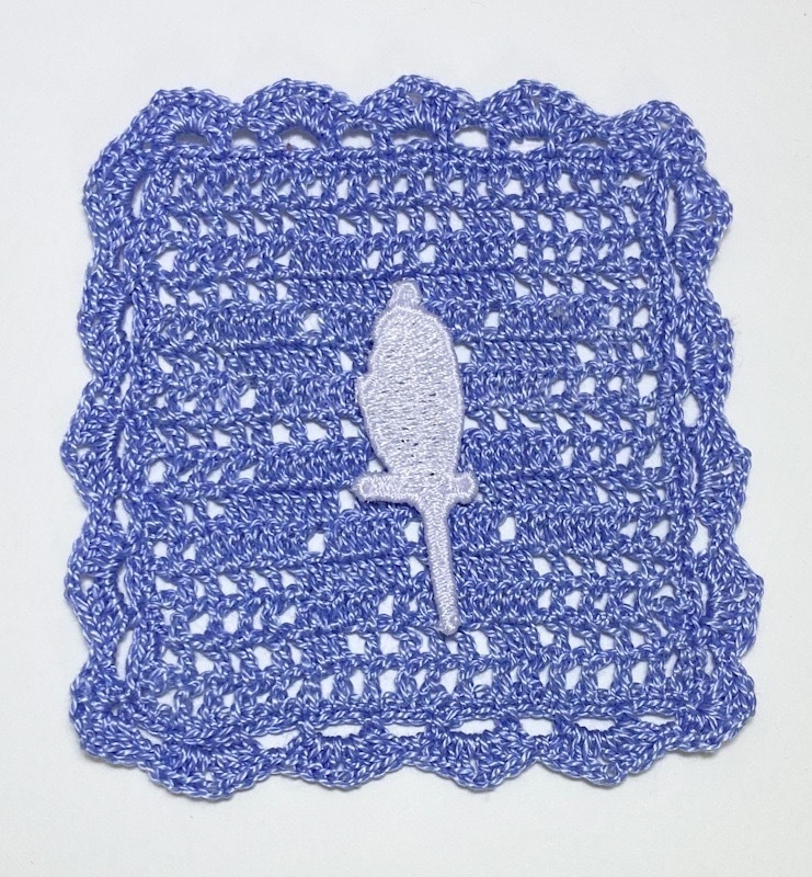 好きな色に塗って楽しめる、刺繍のインコパーツ