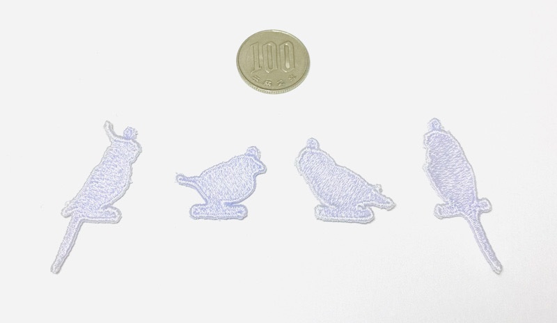 好きな色に塗って楽しめる、刺繍のインコパーツ
