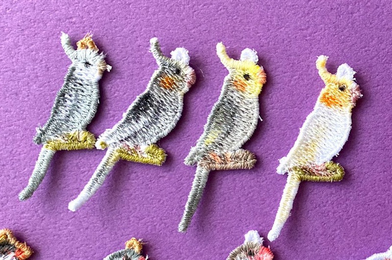 好きな色に塗って楽しめる、刺繍のインコパーツ
