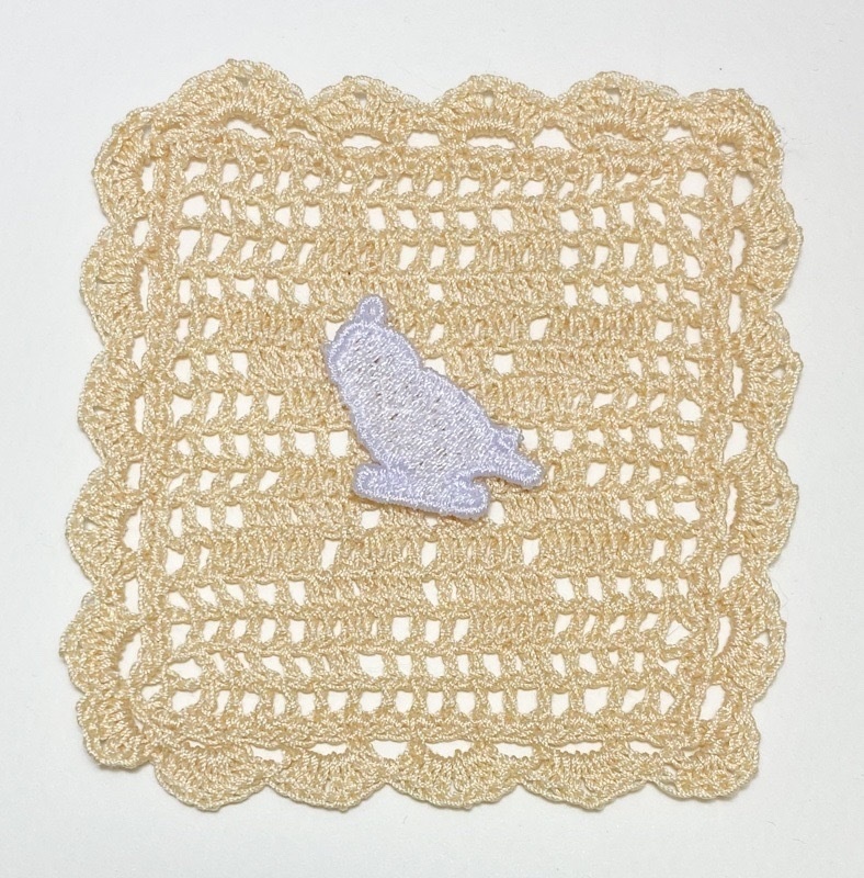 好きな色に塗って楽しめる、刺繍のインコパーツ