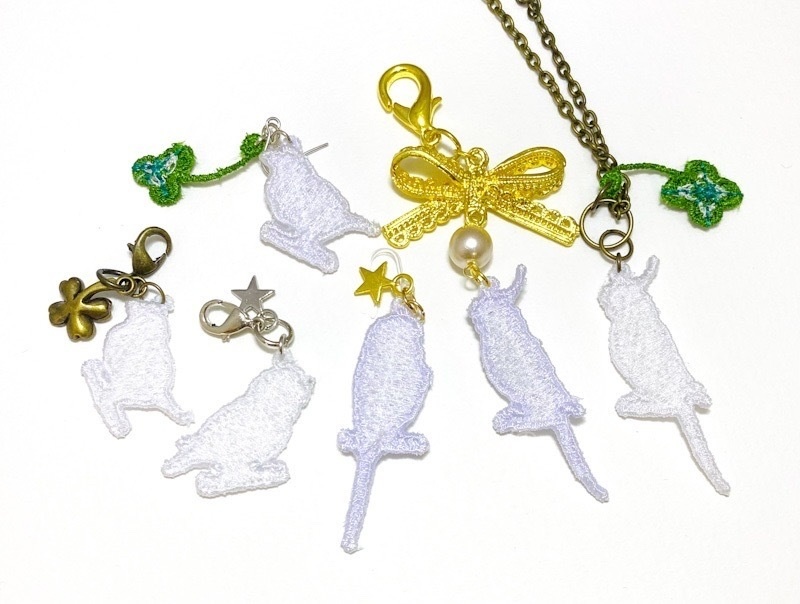 好きな色に塗って楽しめる、刺繍のインコパーツ