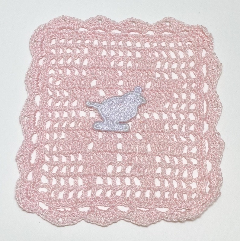 好きな色に塗って楽しめる、刺繍のインコパーツ