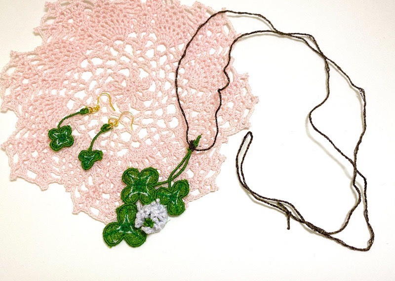 シロツメクサと花を束ねた首飾り(ピアスセット有)