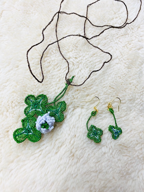 シロツメクサと花を束ねた首飾り(ピアスセット有)