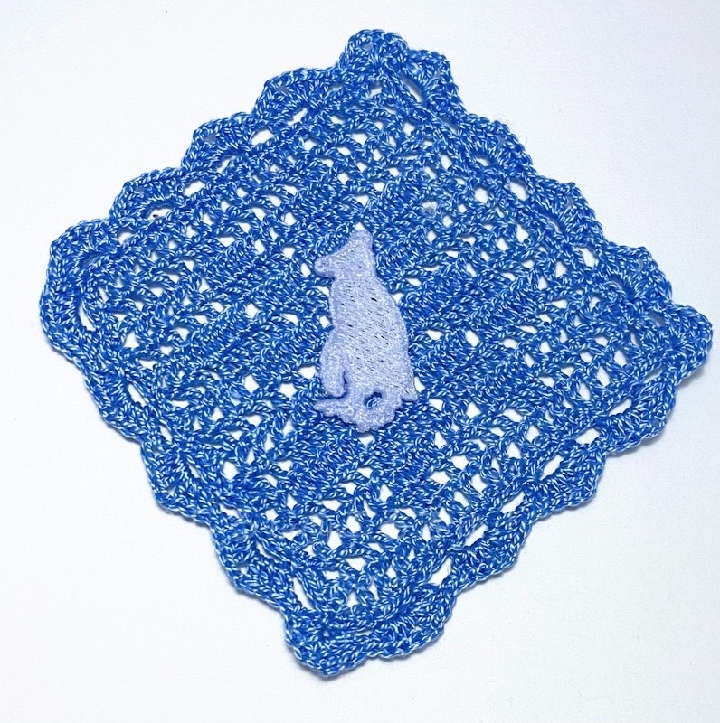 好きな色に塗って楽しめる、刺繍のペンギンパーツ