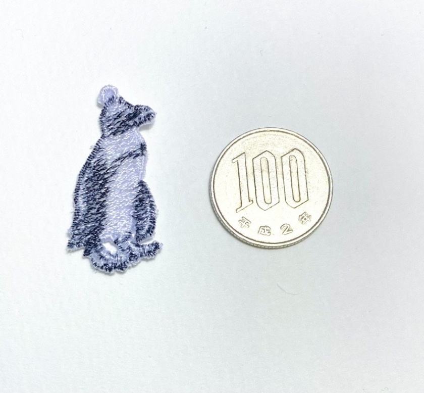 好きな色に塗って楽しめる、刺繍のペンギンパーツ