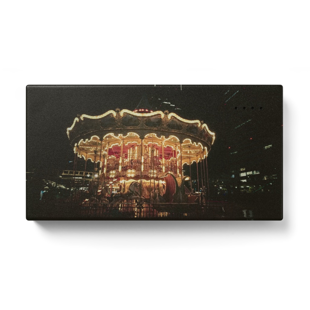 夜のメリーゴーラウンドのモバイルバッテリー
