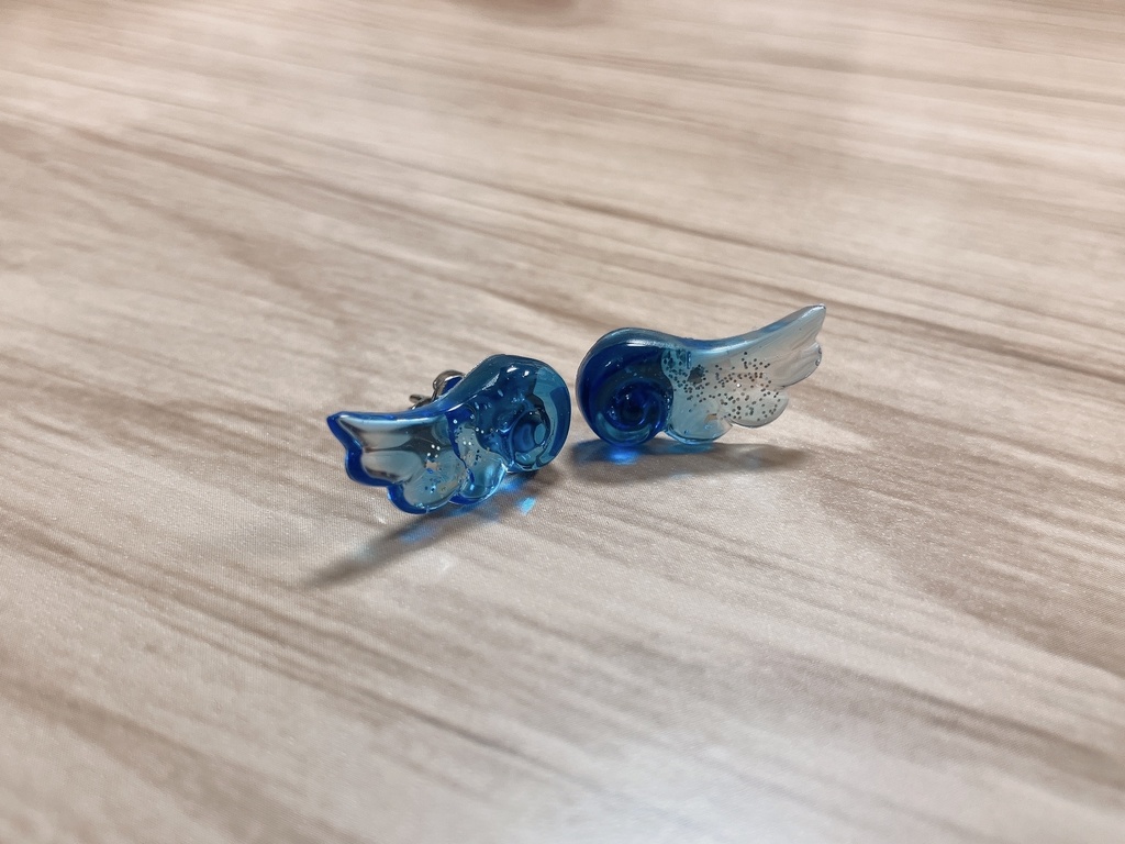 【oldセール】羽のピアス(青)