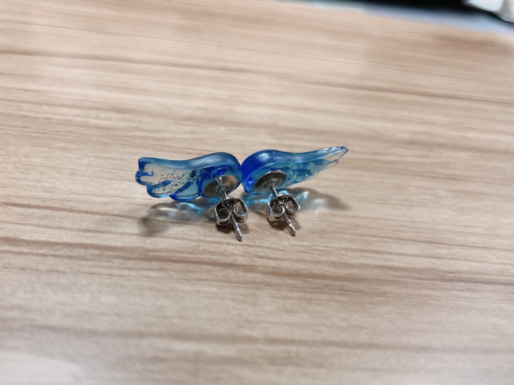 【oldセール】羽のピアス(青)