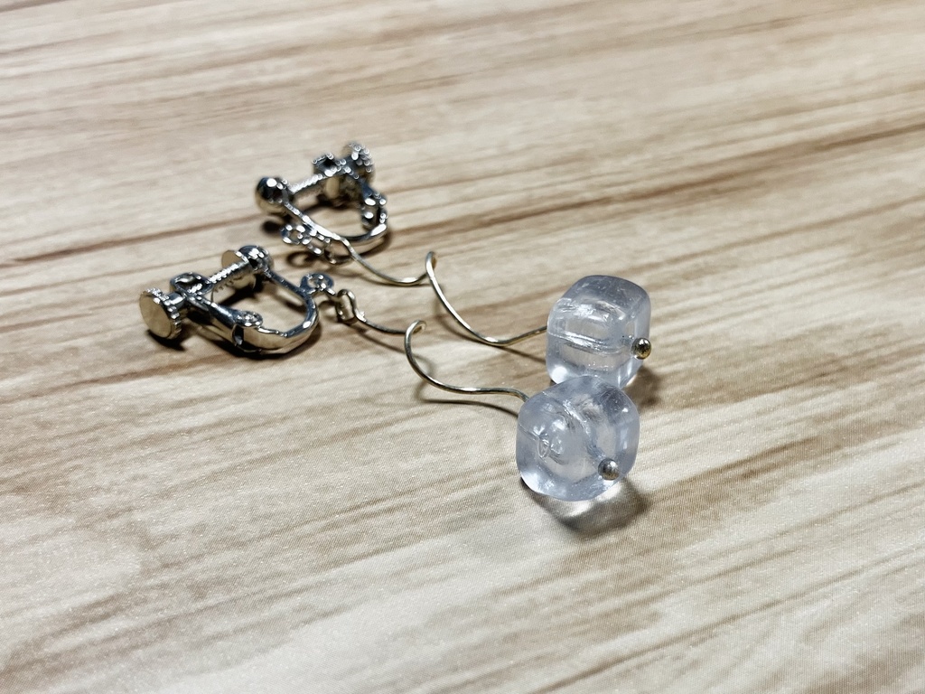 【oldセール】ゆれる薄青のピアス/イヤリング