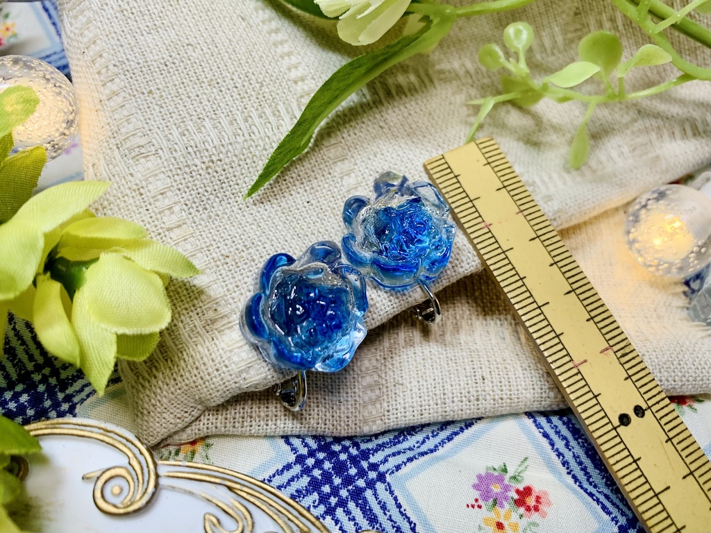 青いお花のイヤリング
