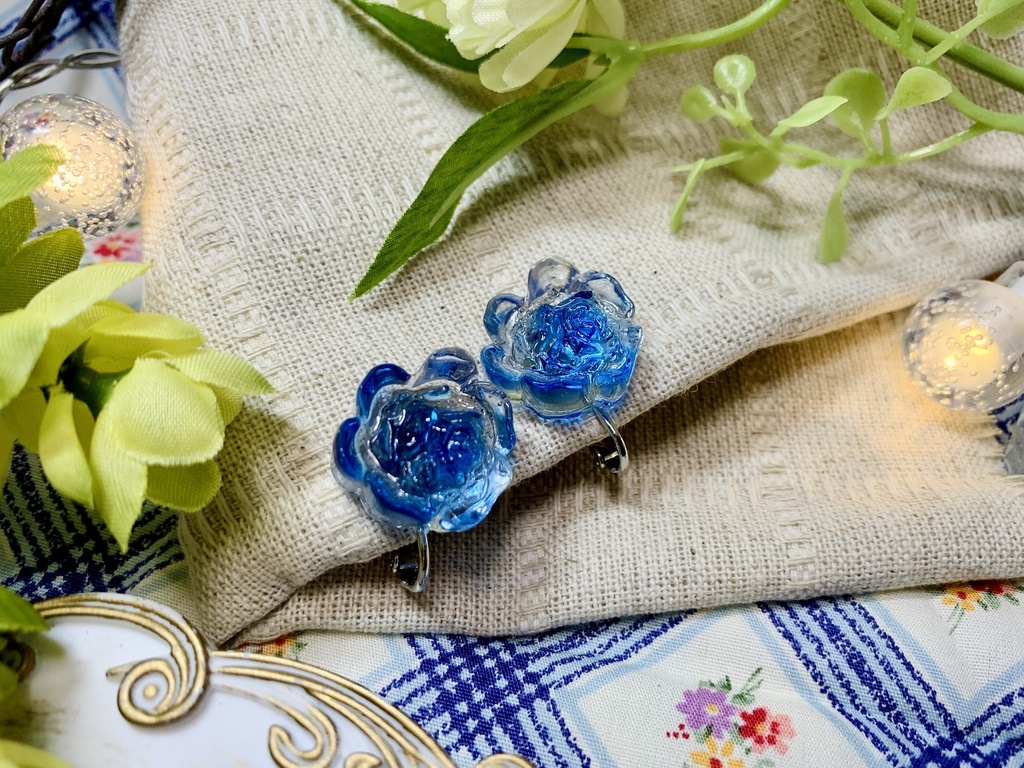 青いお花のイヤリング