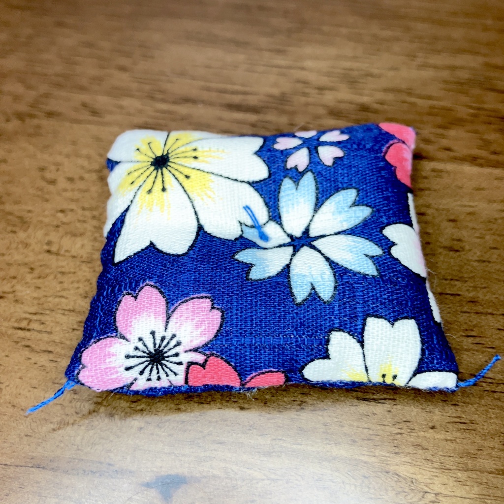 なんかイクラみたいな置き物(手作り座布団付き)