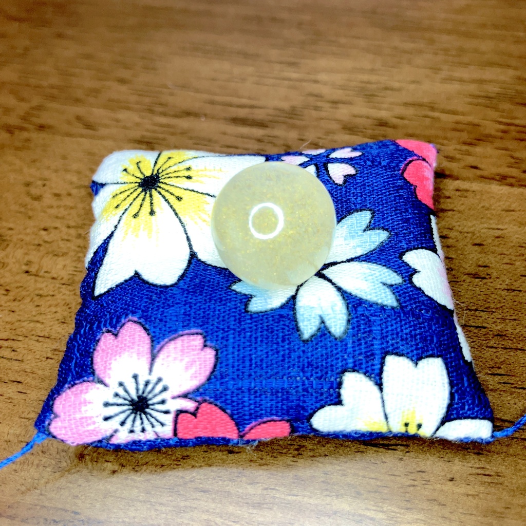 なんかイクラみたいな置き物(手作り座布団付き)