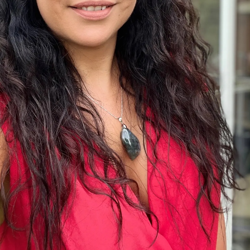 天然ラブラドライド石ペンダントネックレス