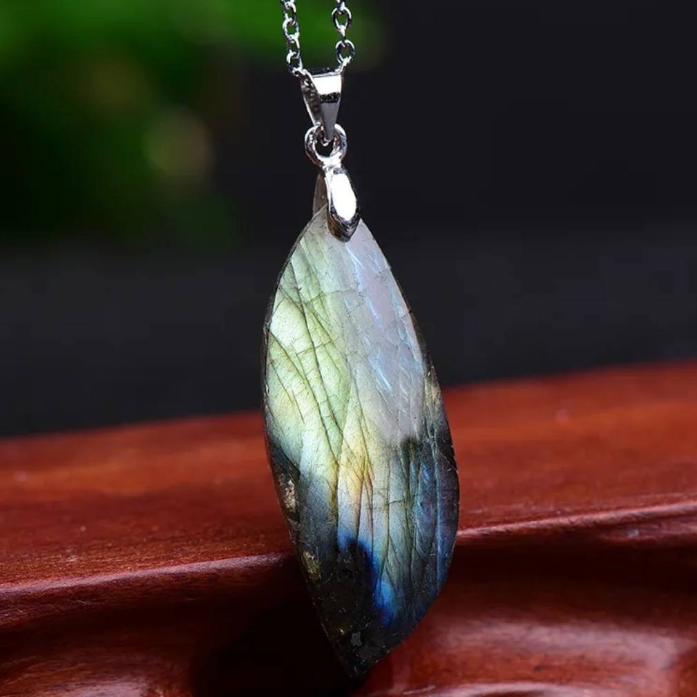 天然ラブラドライド石ペンダントネックレス