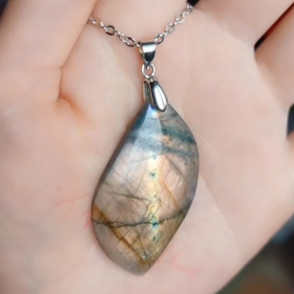 天然ラブラドライド石ペンダントネックレス