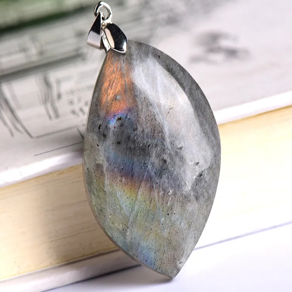 天然ラブラドライド石ペンダントネックレス