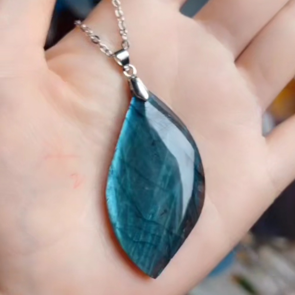 天然ラブラドライド石ペンダントネックレス