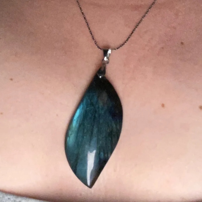 天然ラブラドライド石ペンダントネックレス