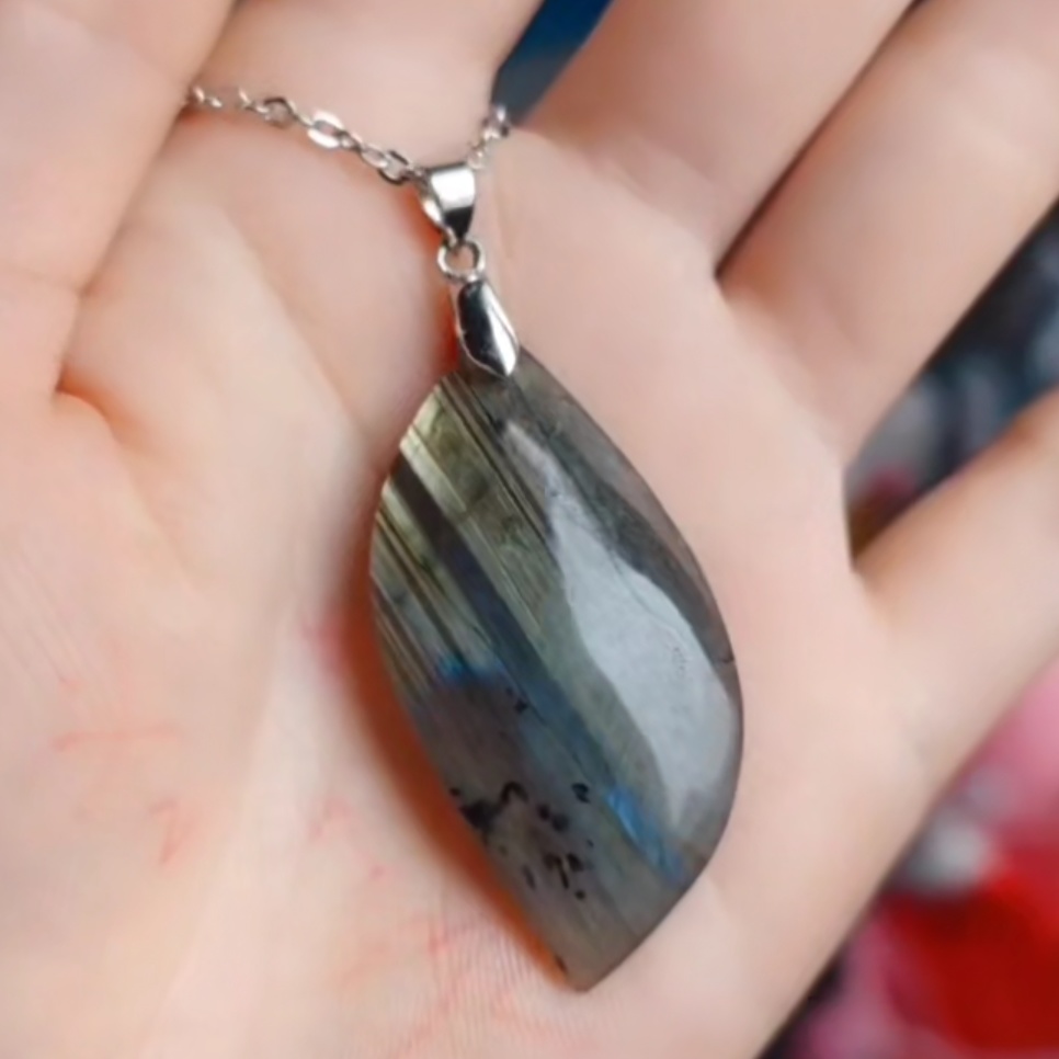 天然ラブラドライド石ペンダントネックレス