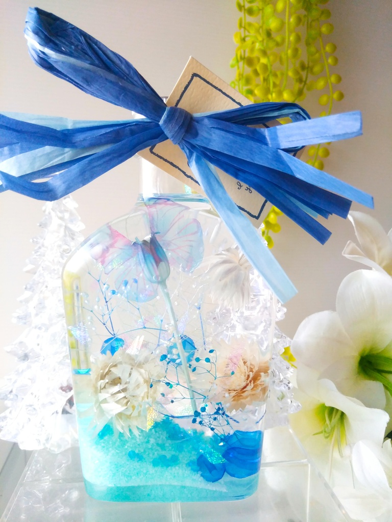 ラッピングバッグ付きハーバリウム 蝶 ウィスキーボトル ブルー