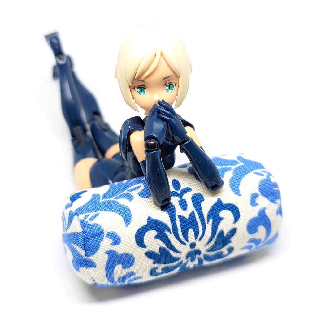 ミニチュアクッション/ボルスター(筒型) アラベスク柄ブルー