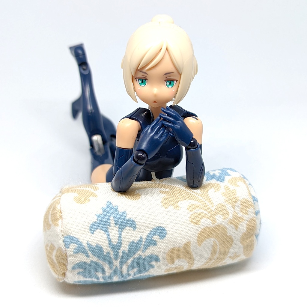 ミニチュアクッション/ボルスター(筒型) アラベスク柄イエローブラウン+ブルー