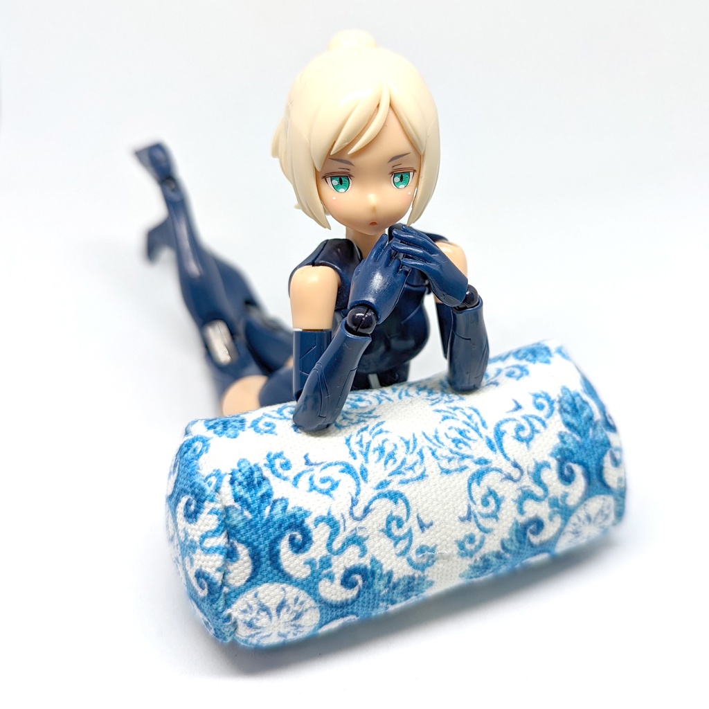 ミニチュアクッション/ボルスター(筒型) アラベスク柄ブルー