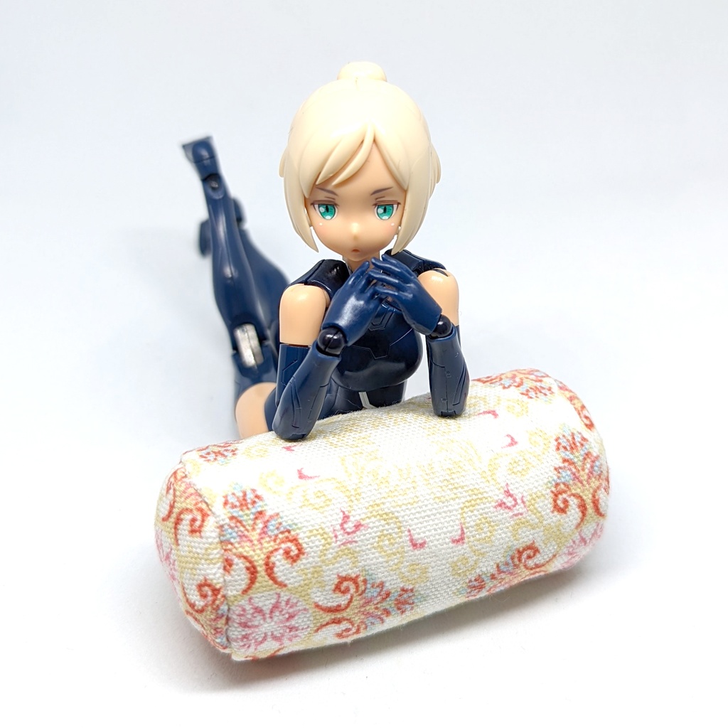 ミニチュアクッション/ボルスター(筒型) アラベスク柄レッド