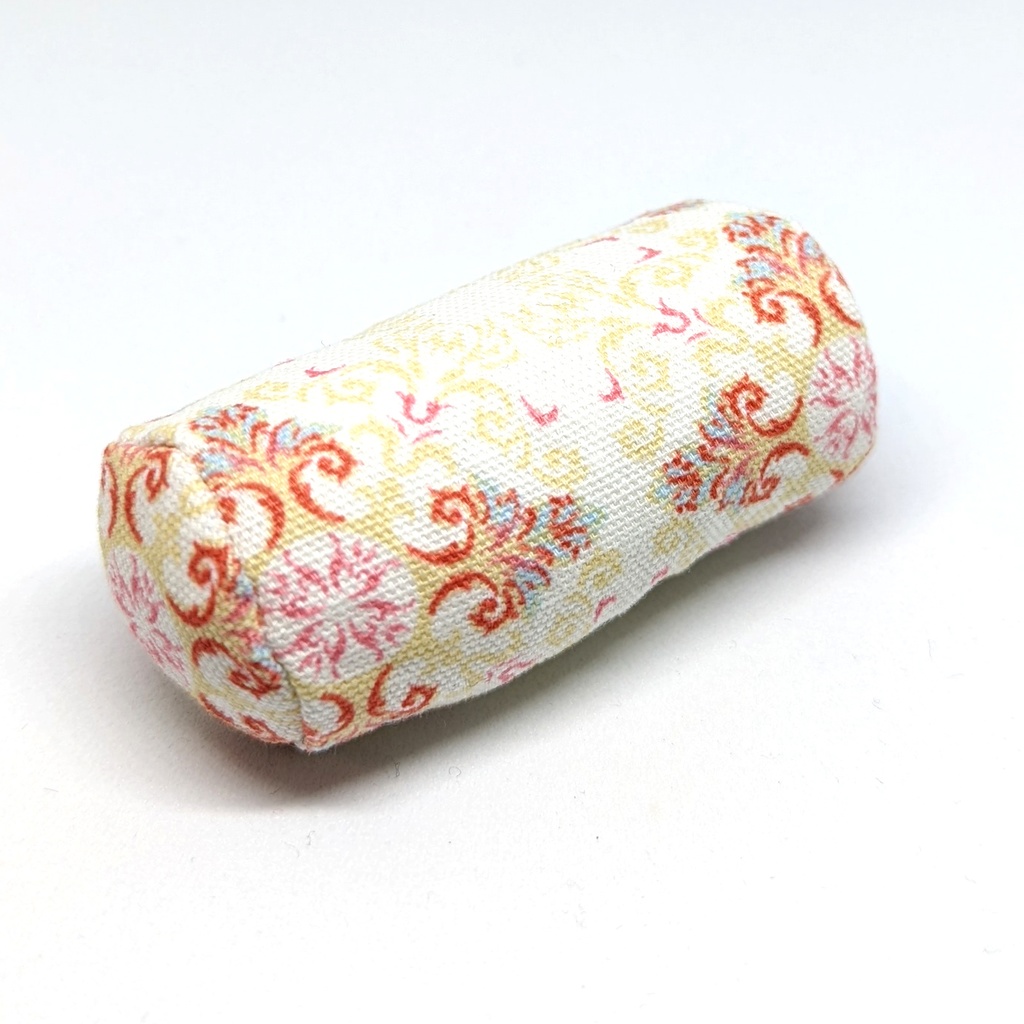 ミニチュアクッション/ボルスター(筒型) アラベスク柄レッド