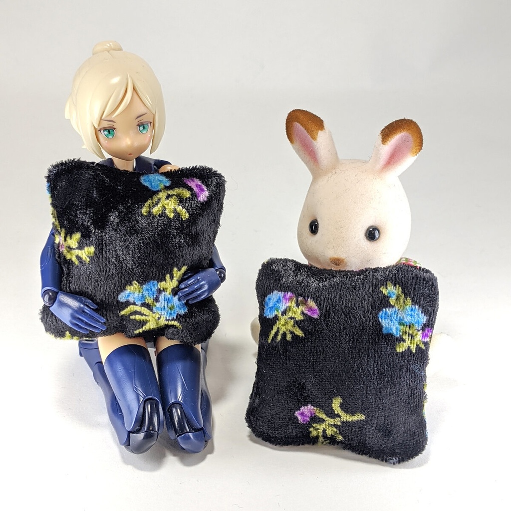 ミニチュアスクエアクッション/ベロア生地 黒色花柄・2個