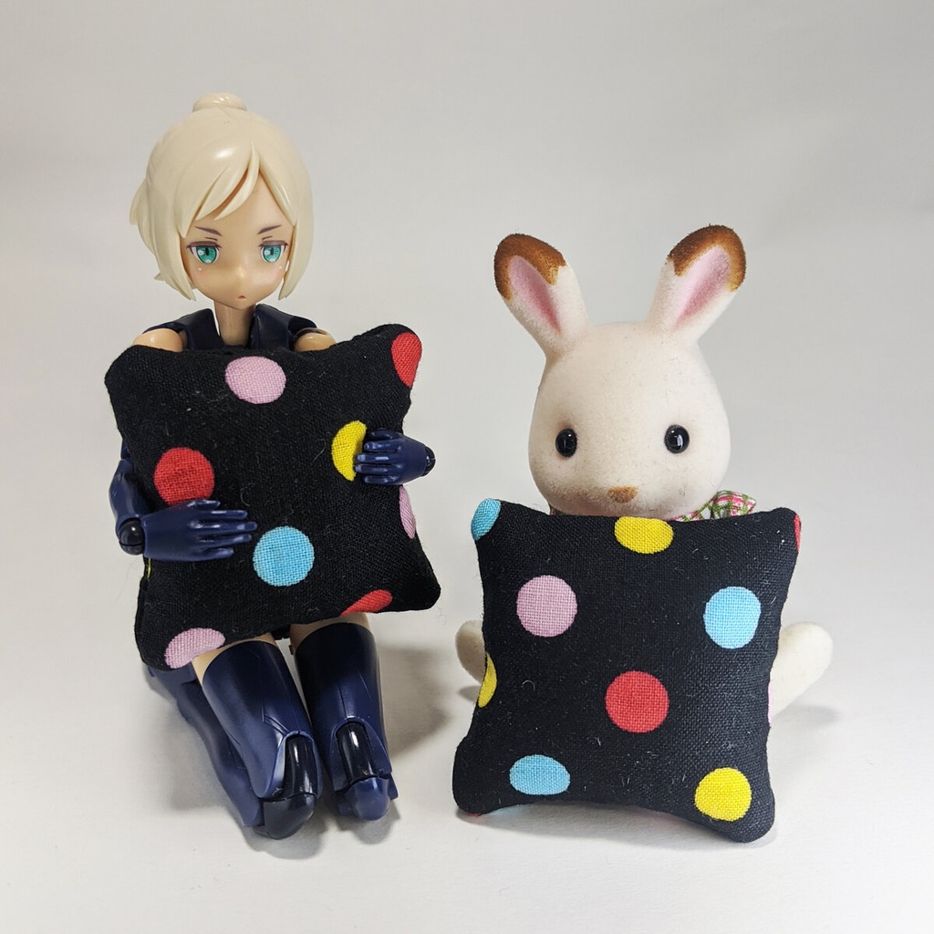 ミニチュアスクエアクッション/黒地+カラフルドット・2個