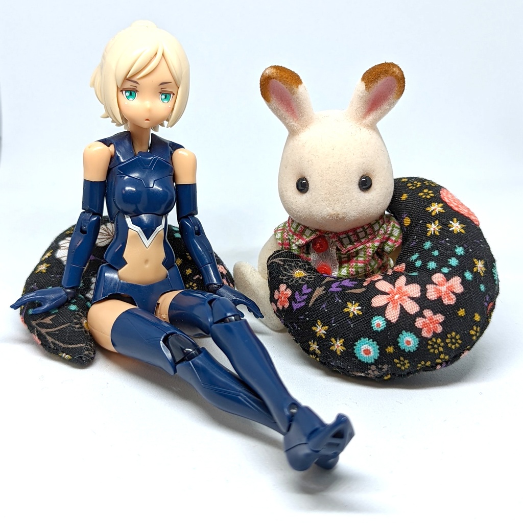 ミニチュア月型クッション/黒地・花柄・2個