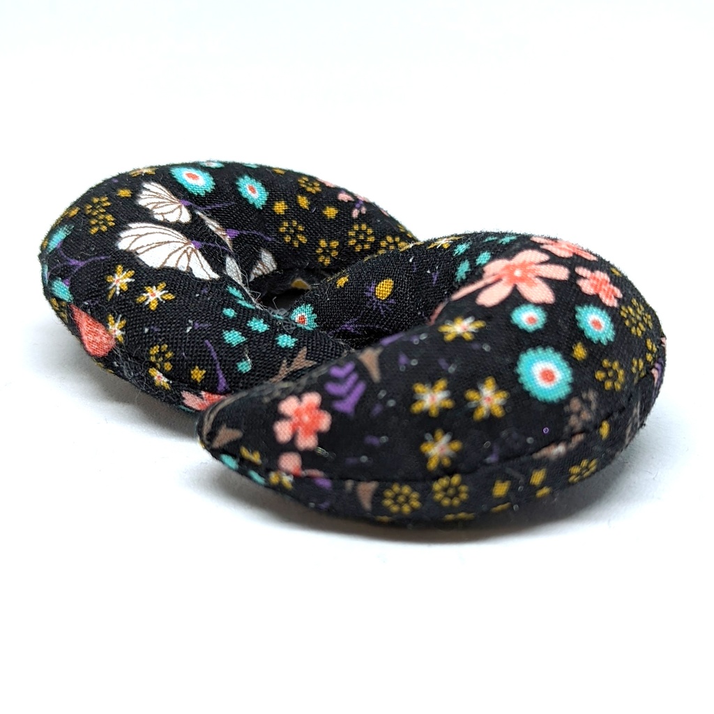 ミニチュア月型クッション/黒地・花柄・2個