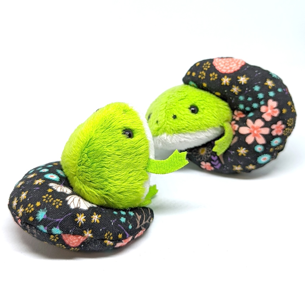 ミニチュア月型クッション/黒地・花柄・2個