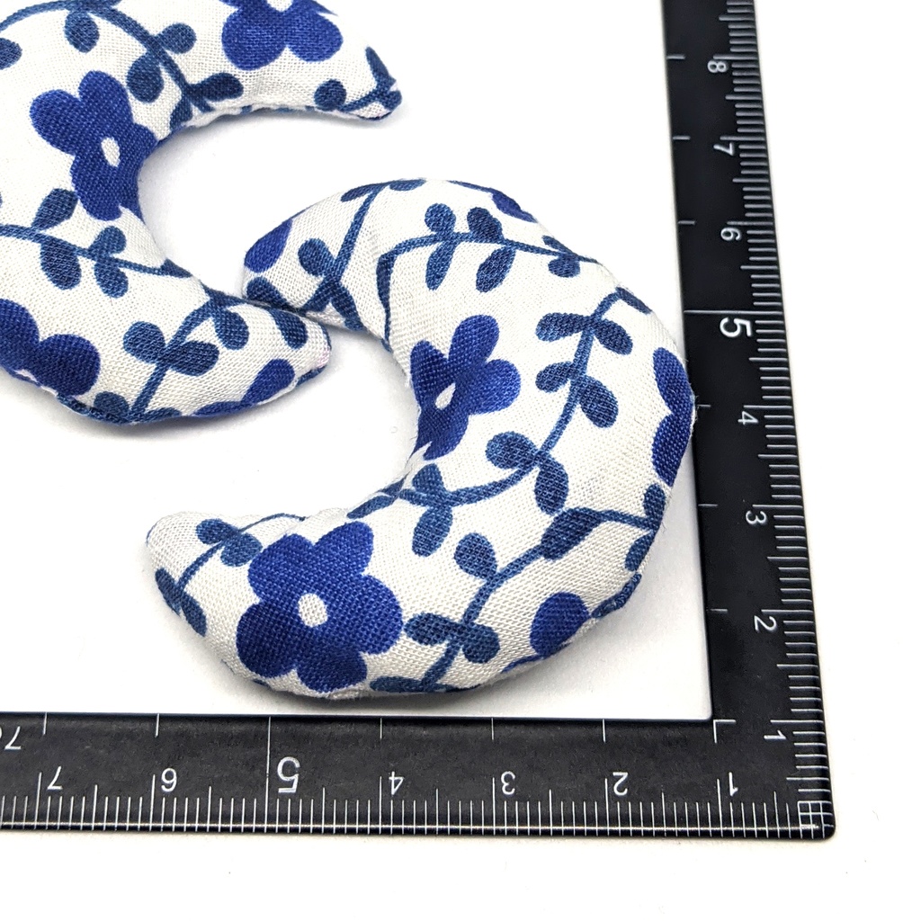 ミニチュア月型クッション/花と蔦柄・青色・2個