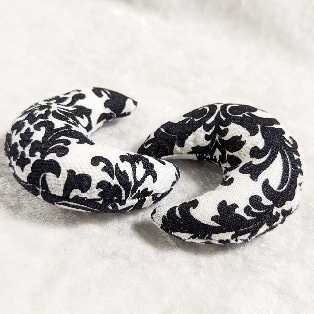 ミニチュア月型クッション/アラベスク柄 白黒・2個