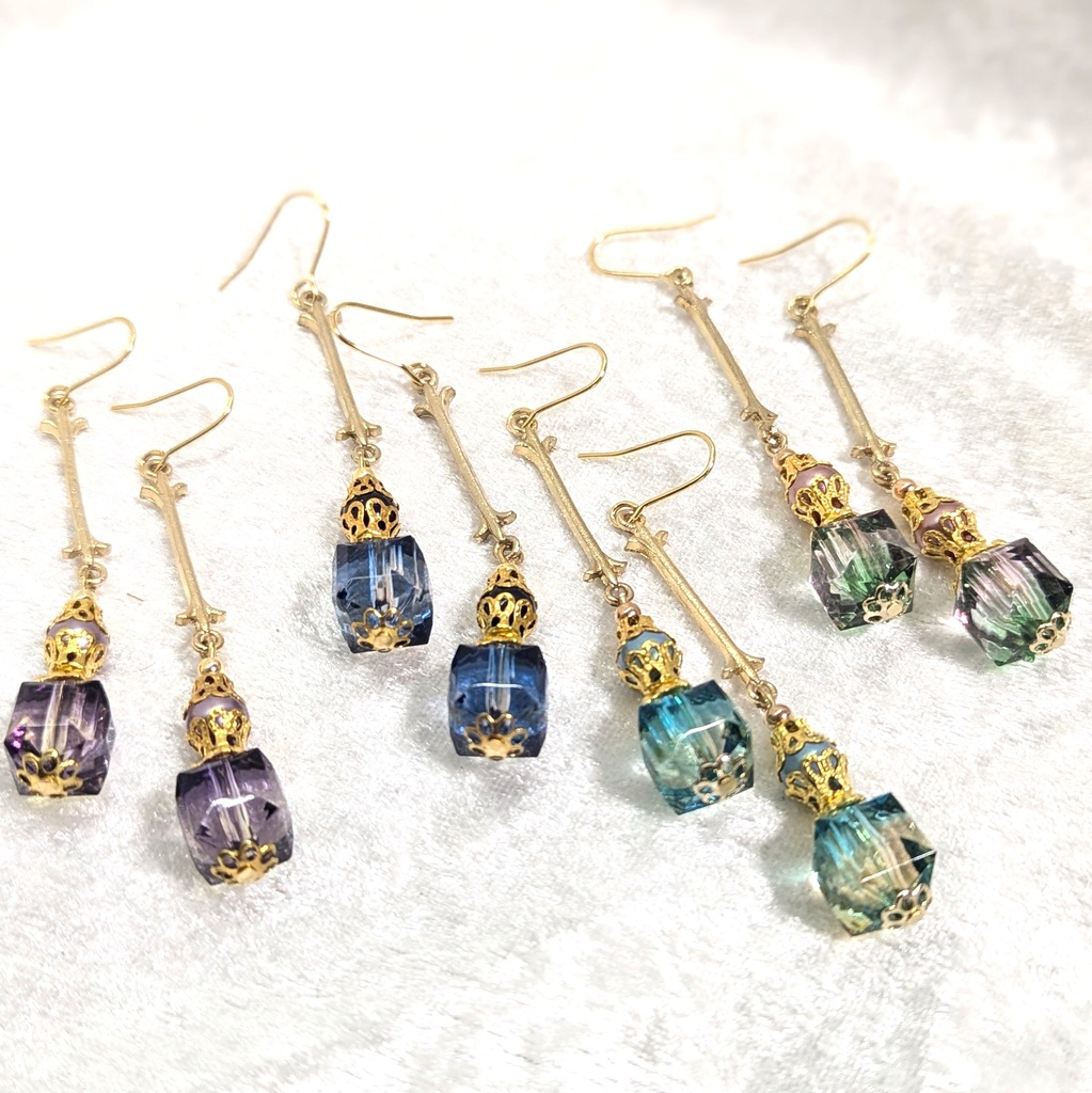 ゴールド・ヴィトライユビーズのロングピアス/イヤリング