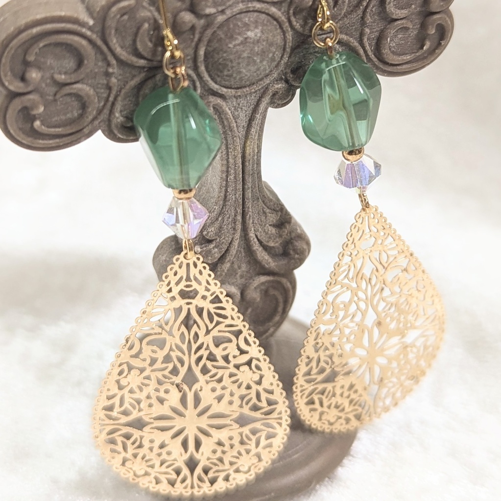 ゴールド・透かしドロップピアス/イヤリング