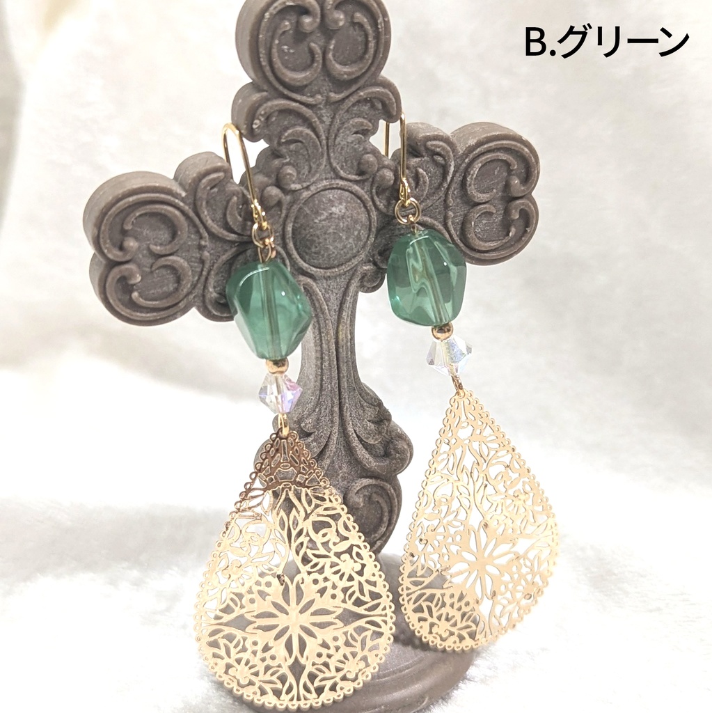 ゴールド・透かしドロップピアス/イヤリング