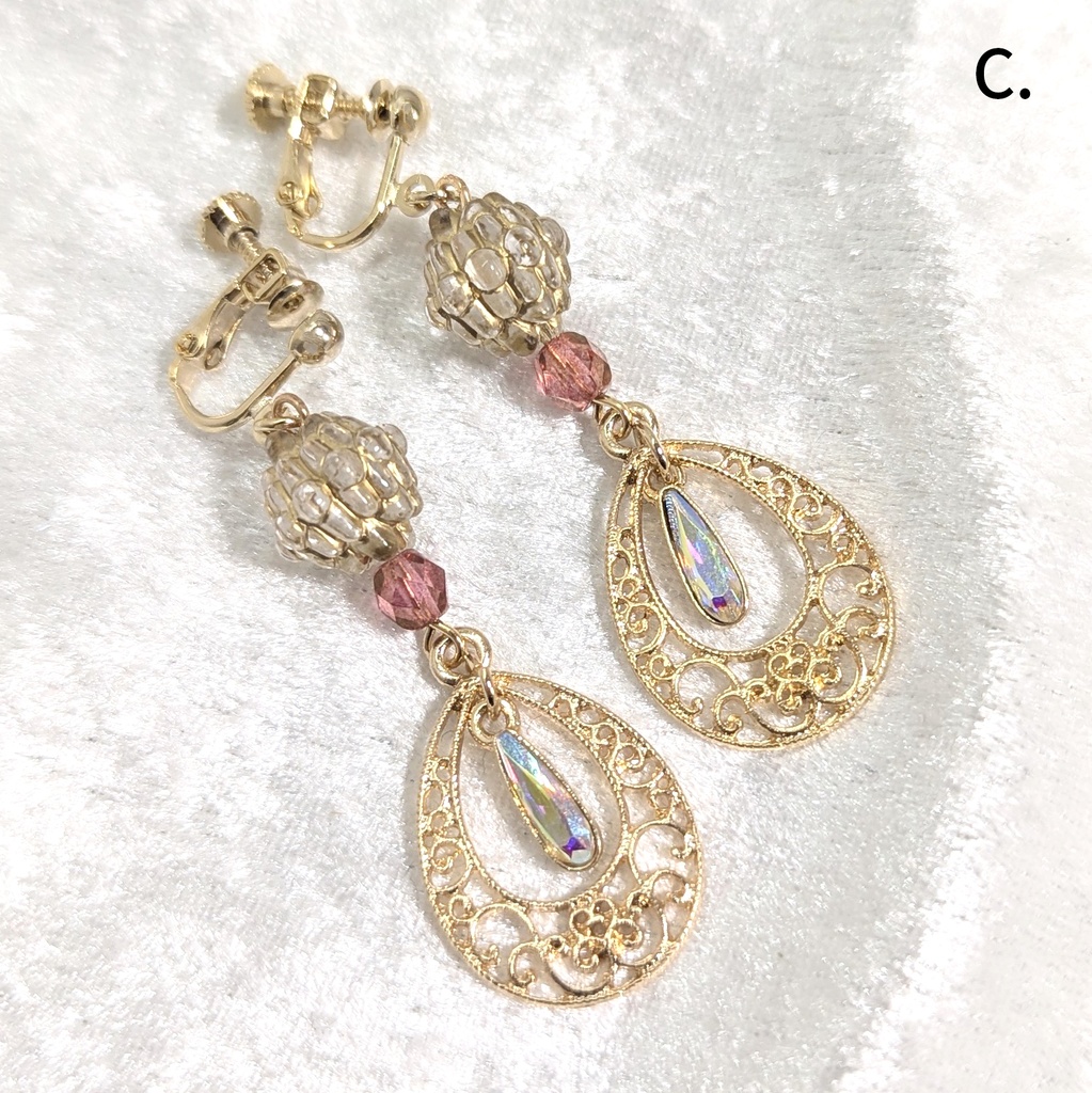 ゴールド・アンティーク調透かし雫のピアス/イヤリング