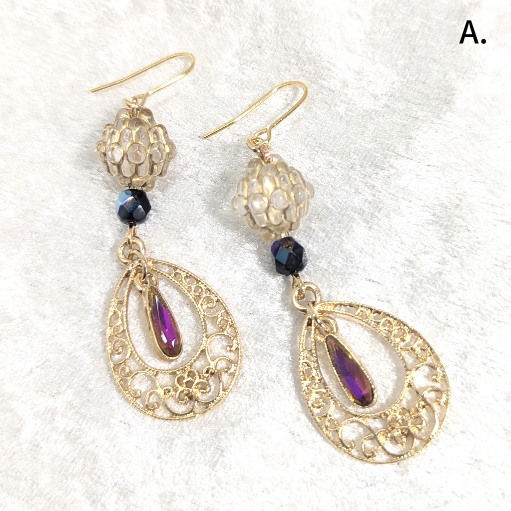 ゴールド・アンティーク調透かし雫のピアス/イヤリング