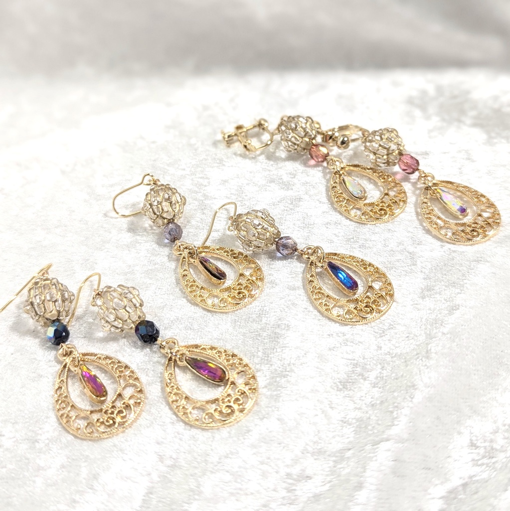 ゴールド・アンティーク調透かし雫のピアス/イヤリング