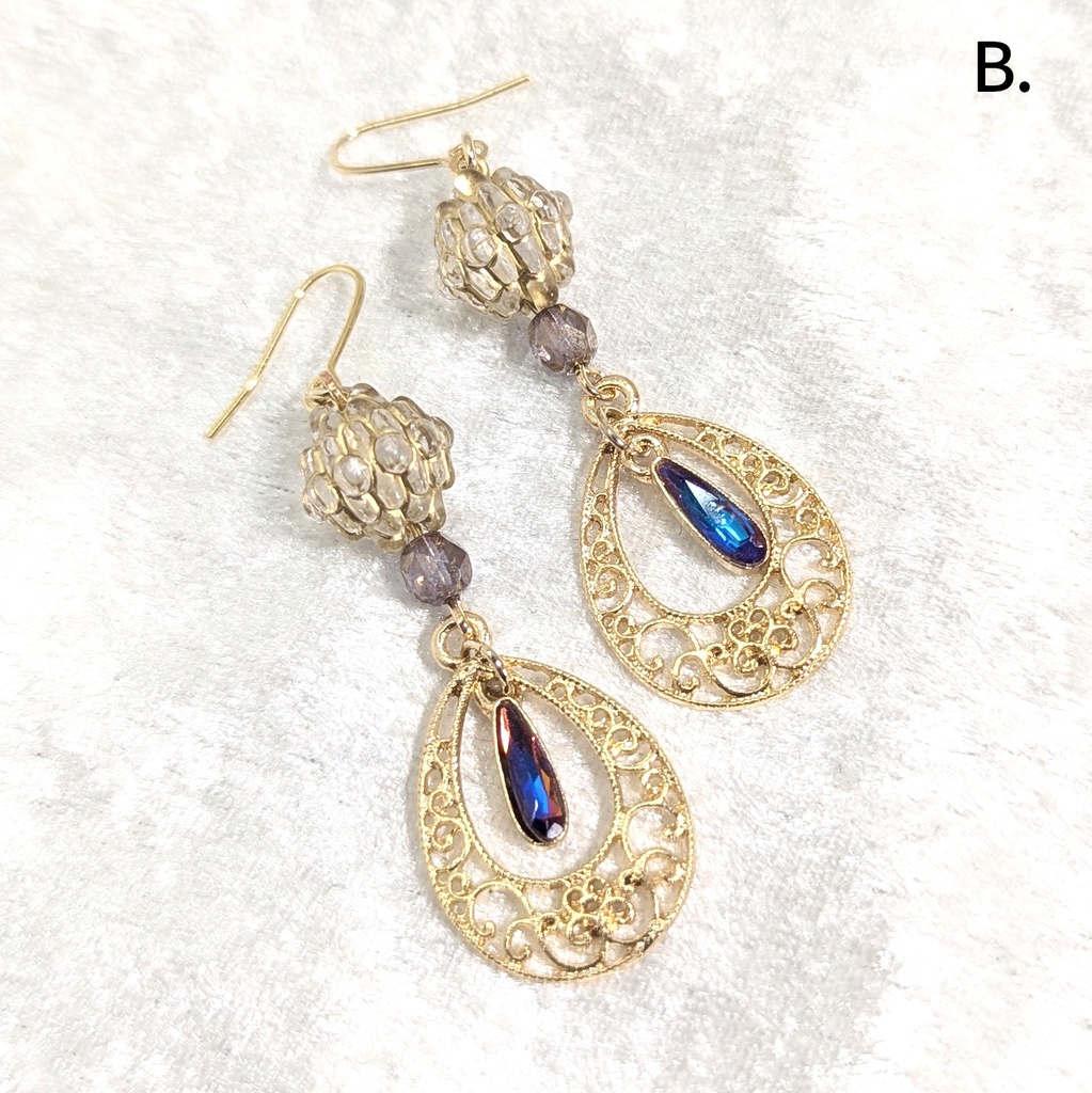 ゴールド・アンティーク調透かし雫のピアス/イヤリング