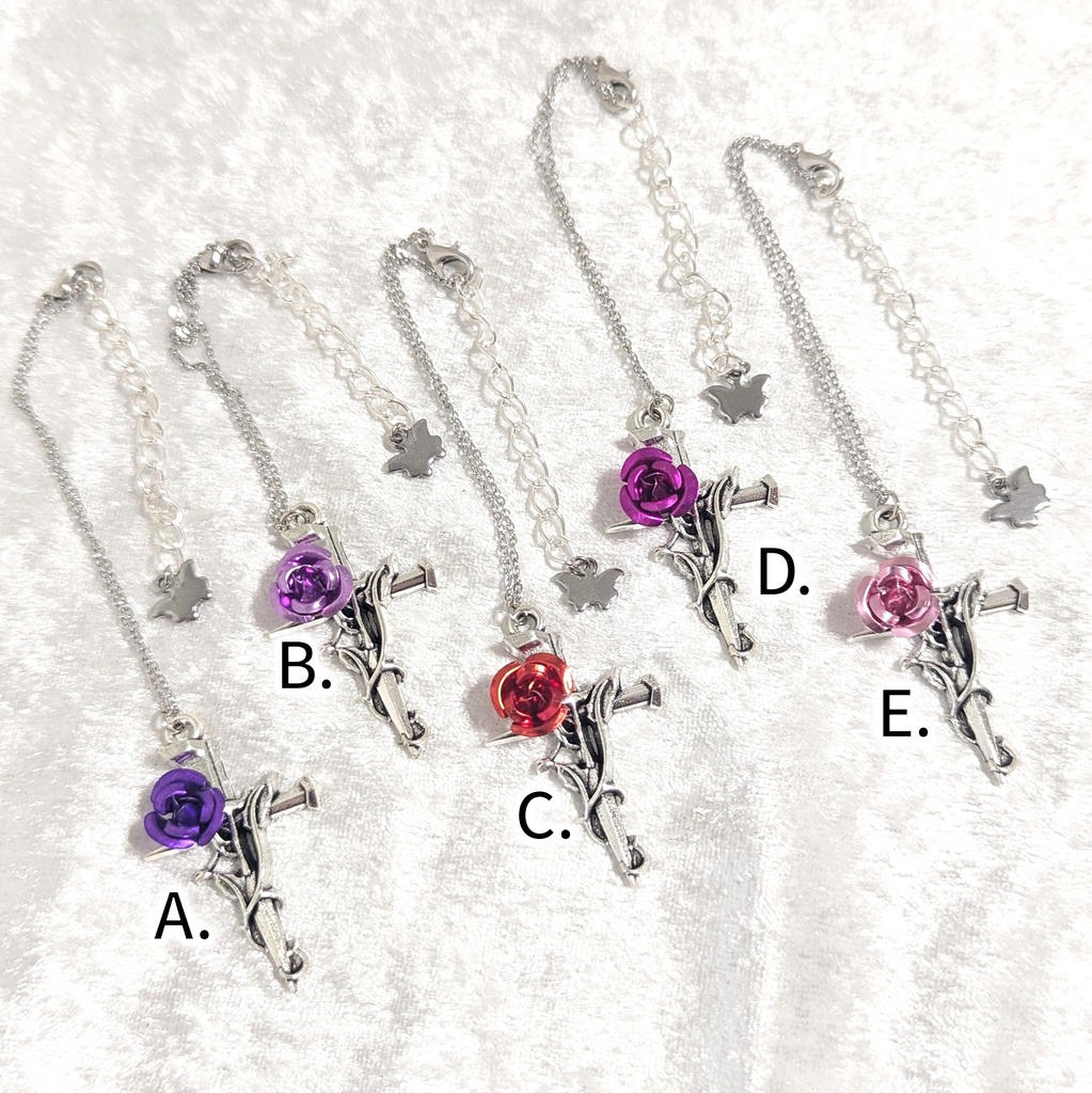 ぬいぐるみにあう薔薇と杭十字架のネックレス