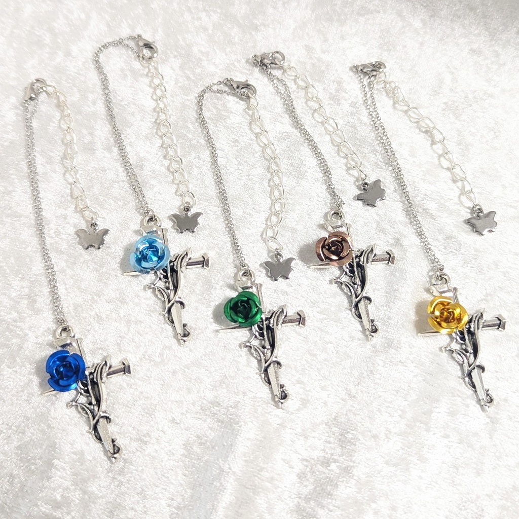 ぬいぐるみにあう薔薇と杭十字架のネックレス