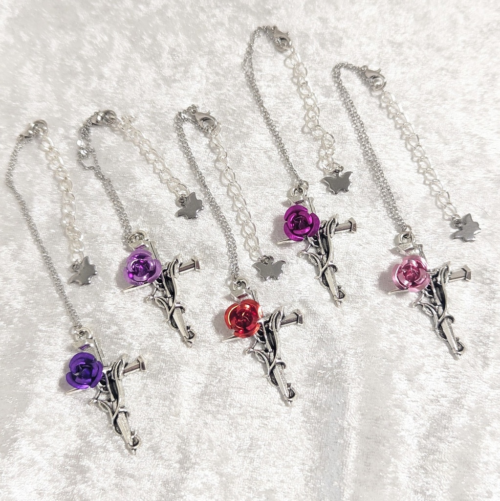 ぬいぐるみにあう薔薇と杭十字架のネックレス