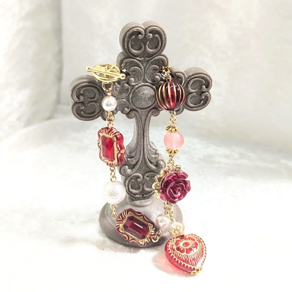 マンテルブレスレット/赤石と薔薇の腕輪