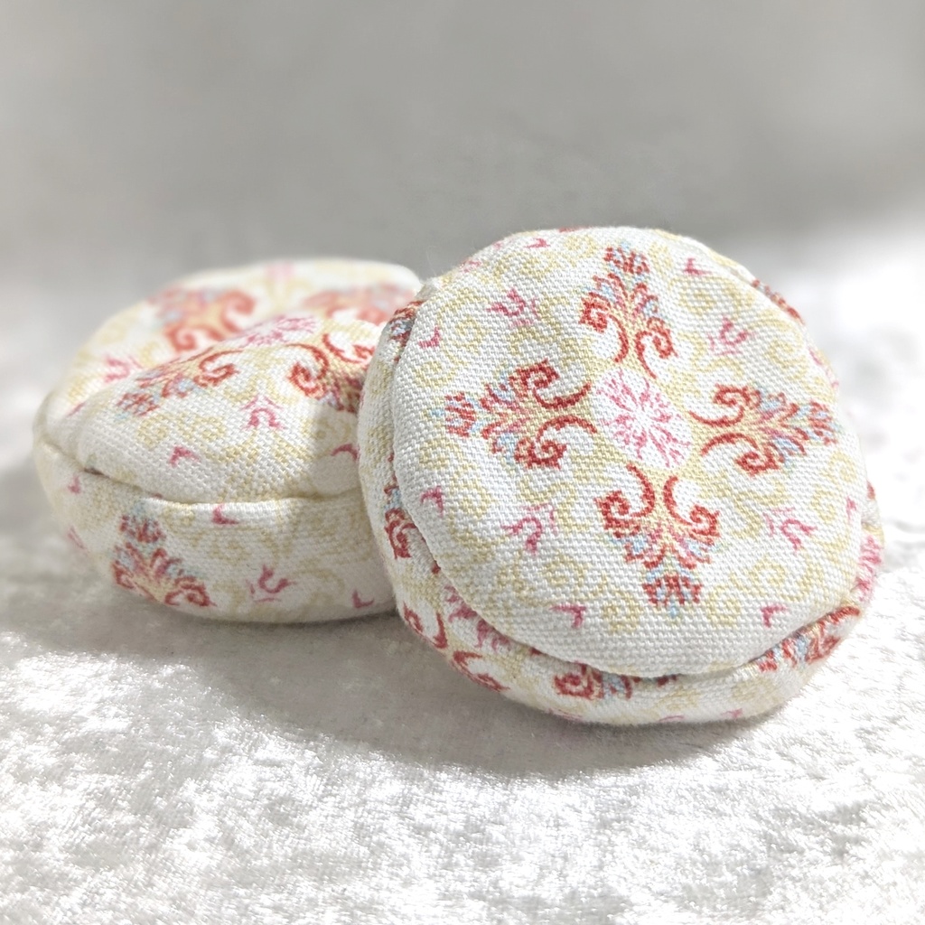 ミニチュアビーズクッション/ラウンド型 アラベスク柄レッド・2個